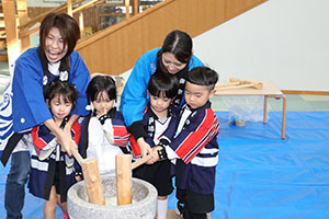 もちつき大会　こあら・ぱんだ・きりん (2歳児クラス）NO．1