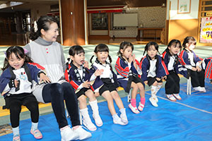 もちつき大会　こあら・ぱんだ・きりん (2歳児クラス）NO．1