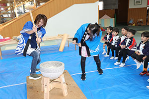もちつき大会　こあら・ぱんだ・きりん (2歳児クラス）NO．1