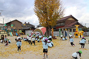 園庭でペインティングごっこ　B・C（うさぎ）