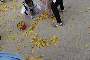 園庭でペインティングごっこ　B・C（うさぎ）