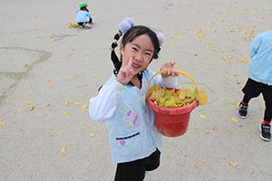 園庭でペインティングごっこ　B・C（うさぎ）