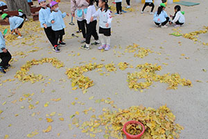 園庭でペインティングごっこ　B・C（うさぎ）