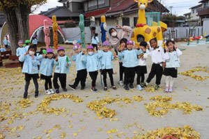 園庭でペインティングごっこ　B・C（うさぎ）