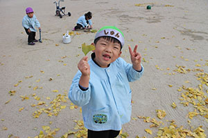 園庭でペインティングごっこ　B・C（うさぎ）