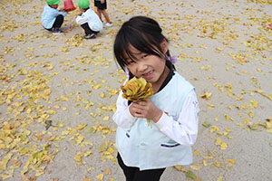 園庭でペインティングごっこ　B・C（うさぎ）