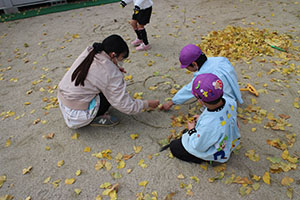 園庭でペインティングごっこ　B・C（うさぎ）