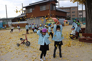 園庭でペインティングごっこ　B・C（うさぎ）