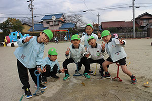 園庭でペインティングごっこ　B・C（うさぎ）