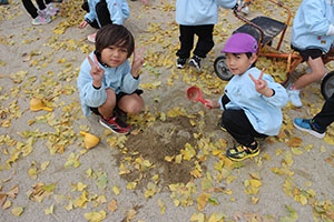 園庭でペインティングごっこ　B・C（うさぎ）