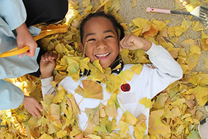 園庭でペインティングごっこ　B・C（うさぎ）