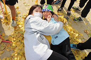 園庭でペインティングごっこ　B・C（うさぎ）