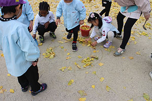 園庭でペインティングごっこ　B・C（うさぎ）