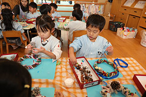 クリスマスリースの制作　こあら