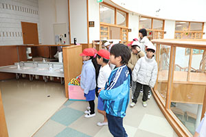 八郷小学校2年生のみなさんが見学に来てくれました