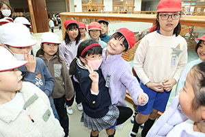 八郷小学校2年生のみなさんが見学に来てくれました