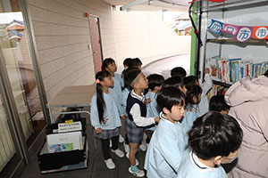 自動車文庫くじら号がやってきた　年長