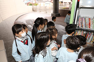 自動車文庫くじら号がやってきた　年長