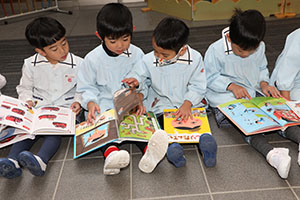 自動車文庫くじら号がやってきた　年長