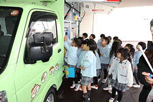 自動車文庫くじら号がやってきた　年長