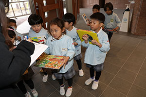 自動車文庫くじら号がやってきた　年長