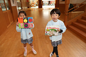 自動車文庫くじら号がやってきた　年長