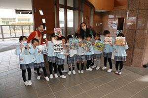 自動車文庫くじら号がやってきた　年長