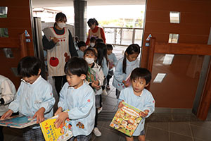 自動車文庫くじら号がやってきた　年長