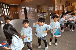 自動車文庫くじら号がやってきた　年長