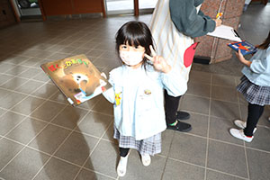 自動車文庫くじら号がやってきた　年長
