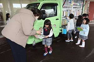 自動車文庫くじら号がやってきた　年長