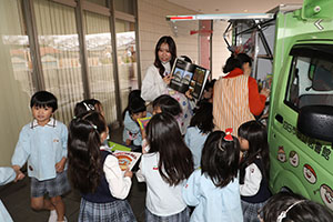 自動車文庫くじら号がやってきた　年長