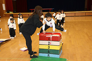 体操教室　ー跳び箱ー　すみれ