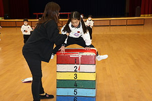 体操教室　ー跳び箱ー　すみれ