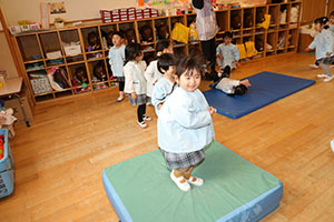 お部屋でサーキット遊び　きりん