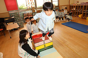 お部屋でサーキット遊び　きりん