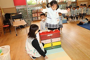 お部屋でサーキット遊び　きりん