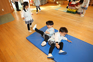 お部屋でサーキット遊び　きりん