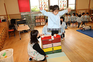 お部屋でサーキット遊び　きりん