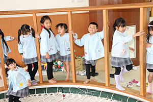 ネット遊具で滑り台！　E