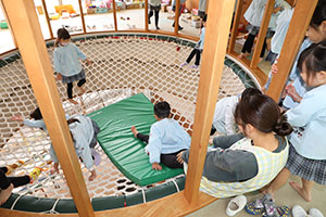 ネット遊具で滑り台！　E