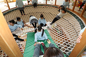 ネット遊具で滑り台！　E