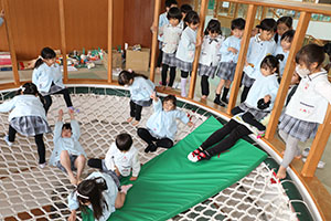 ネット遊具で滑り台！　E