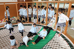 ネット遊具で滑り台！　E