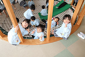 ネット遊具で滑り台！　E