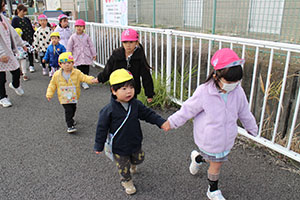 お散歩へでかけました　あひる・ばら