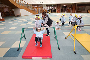 鉄棒にチャレンジ！　ぱんだ