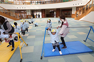 鉄棒にチャレンジ！　ぱんだ