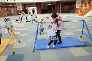 鉄棒にチャレンジ！　ぱんだ