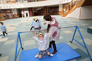 鉄棒にチャレンジ！　ぱんだ